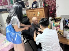 立新社区入户义诊送爱心