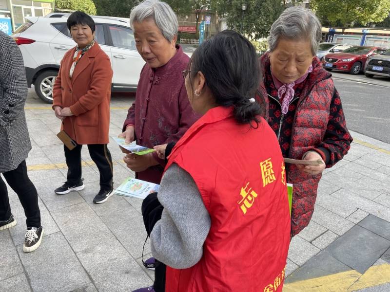 人利社区开展垃圾分类志愿活动