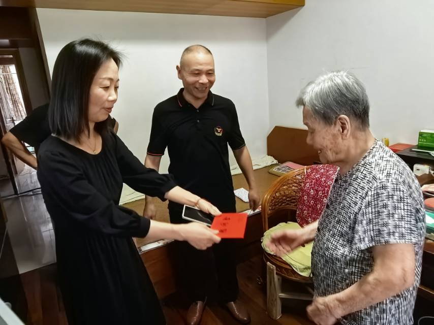 人利社区开展慰问高龄党员活动