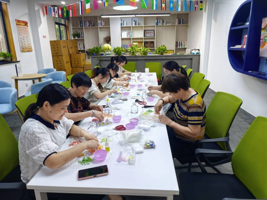 彩片拼奇境，巧手造花瓶
