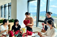 杨汛桥街道江桥社区开展“针心传爱，织暖社区” 粗毛线手作爱心编织志愿活动