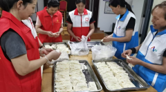 端午节志愿者制作巧果