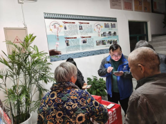 移动公司来湖安村教老年人用智能手机