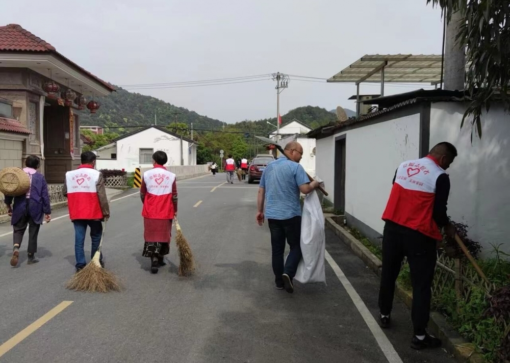 莲中村环境卫生整治志愿活动