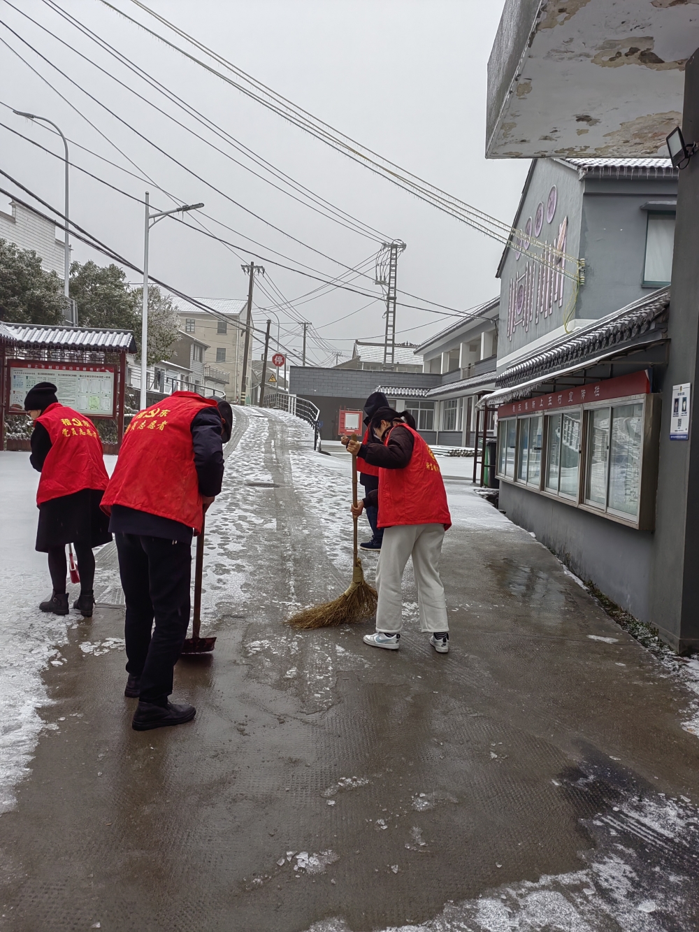 清理道路积雪