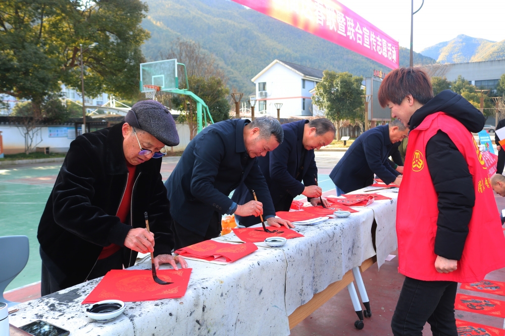 高阳村写春联送祝福活动