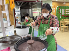 腊八送暖 粥香情浓