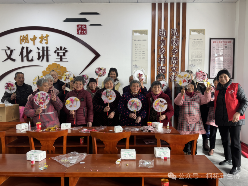 “扇由心生，爱满三八”主题团扇制作活动
