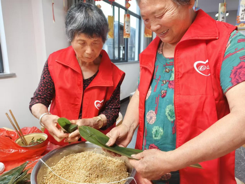 “粽叶飘香，情暖端午”的主题活动