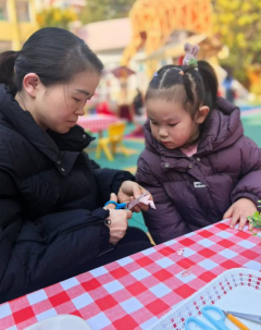 园里湖开展亲子剪纸志愿活动