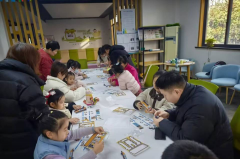 园里湖开展“童趣巧动手，小车欢乐多”志愿活动