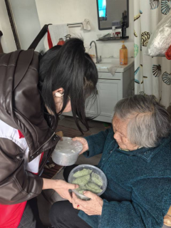 园里湖冬季暖心送饺子活动