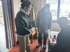 园里湖居对困难户慰问