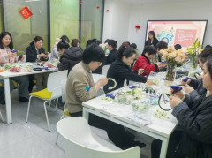 园里湖居开展簪花志愿活动