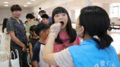 微微一笑，如'齿'闪耀
