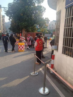 紫薇社区开展文明过马路志愿服务活动