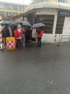 紫薇社区开展义务拔草 美化社区环境志愿活动