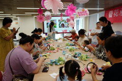 簪花承古韵·巧手寄春晖，红旗社区母亲节非遗文化亲子体验志愿活动