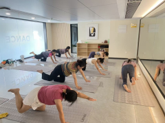 红旗社区开展“瑜”你一起，“伽”倍美丽公益瑜伽课活动