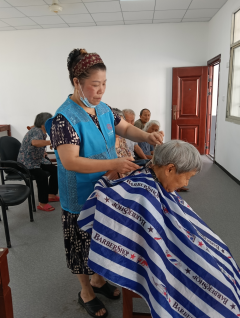 便民服务献爱心，免费理发暖人心