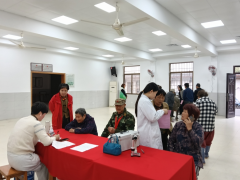 眼科义诊进村社　健康关爱暖民心