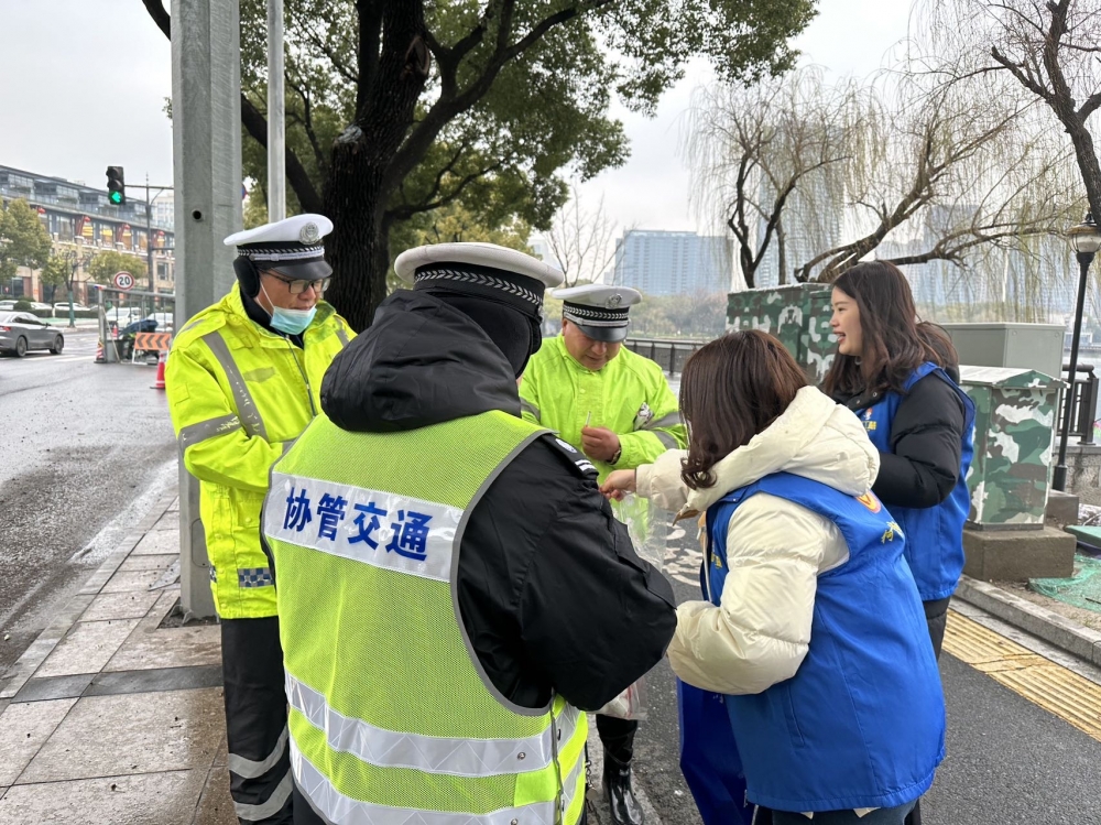 瓜渚湖社区慰问室外工作者志愿活动