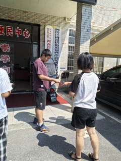 河西岸居开展发放禁止焚烧秸秆倡议书志愿活动