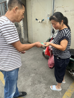 河西岸居向厂区业主宣传消防分发钥匙扣志愿活动