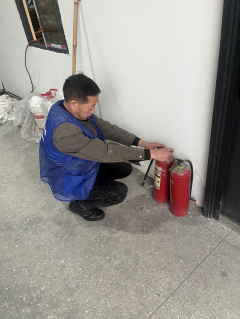 河西岸居开展灭火器隐患排查活动