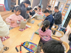 亲子携手做香枕 温情守护伴成长
