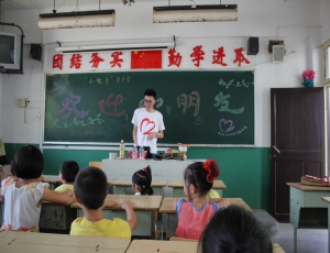 华舍街道“小候鸟”爱心学校招募大学生志愿者