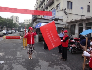 瓜渚湖社区在职党员志愿者开展食品安全、消防安全检查