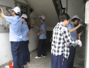 瓜渚湖社区：志愿者清除“牛皮癣”活动