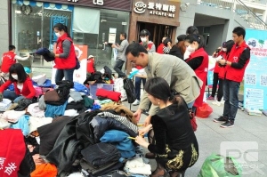 下市头社区“衣加衣”捐衣物活动