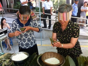 上谢桥社区“艾香端午邻里和”志愿者活动