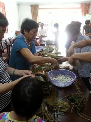 育才社区粽叶飘香庆端午