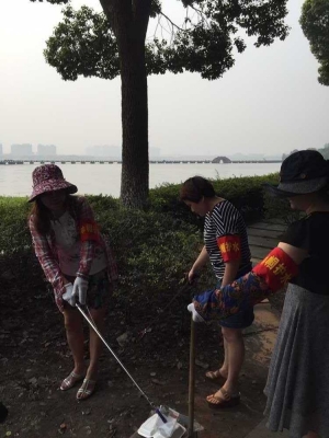 瓜渚湖社区：五水共治 党员在先”志愿者护河活动