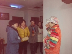 上谢桥社区联合妇联慰问贫困户