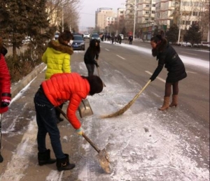 后梅社区党总支“用我爱心温暖冬季”志愿扫雪活动
