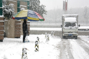 瓜渚湖社区：雪天送温暖志愿者活动