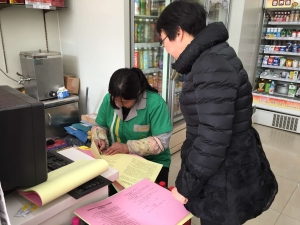福东社区“食品安全责任书”志愿宣传签订活动