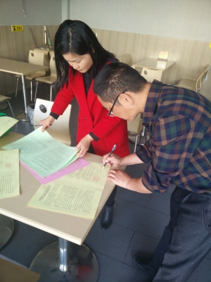 上谢桥社区“环境安全、安全生产、食品安全、药品安全责任书”志愿者宣传签订活动