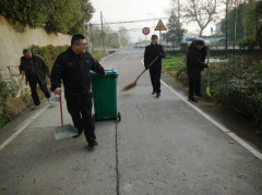 打扫路面，提升人居环境