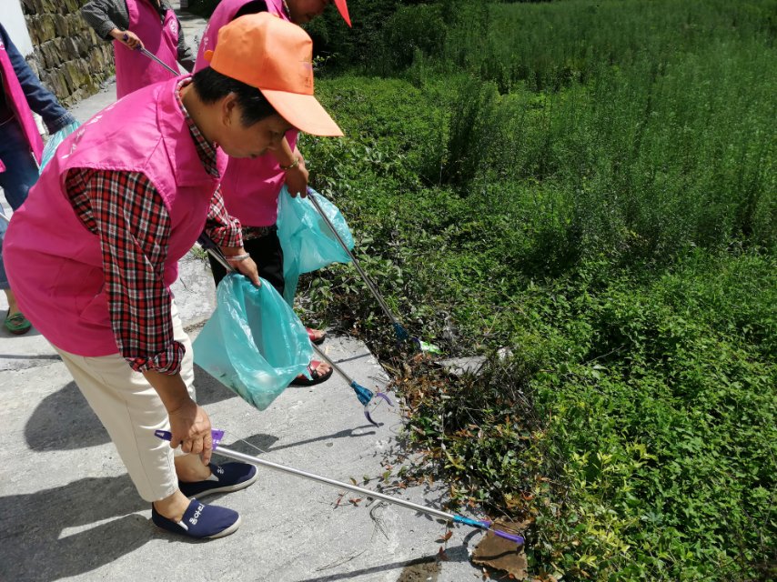 平水镇岔路口村捡垃圾志愿活动