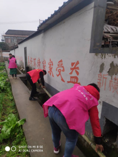 志愿者参加环境卫生活动