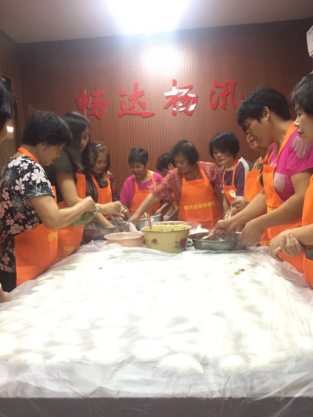 巾帼志愿者包饺子给文明城市创建的志愿者们