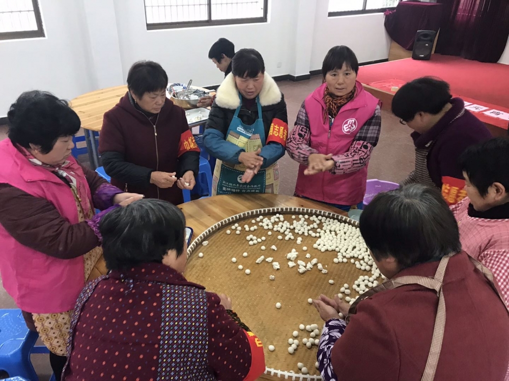 做汤圆送村民活动