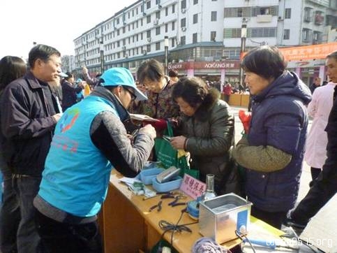 柯桥街道育才社区志愿者为广大居民免费维修眼镜
