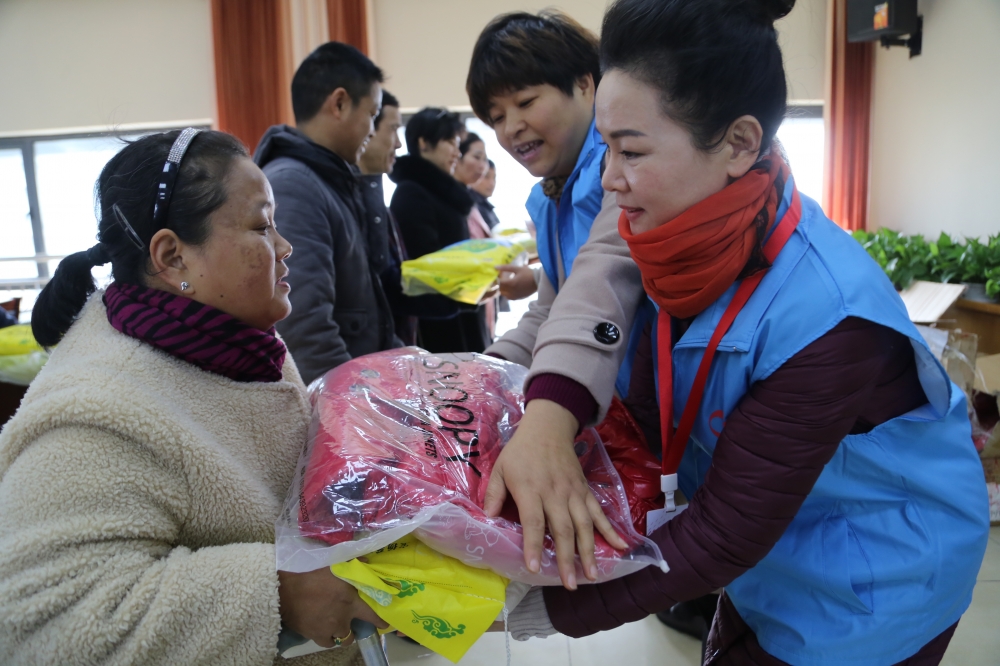 冬日暖阳 让爱护航一一实地走访慰问贫困家庭