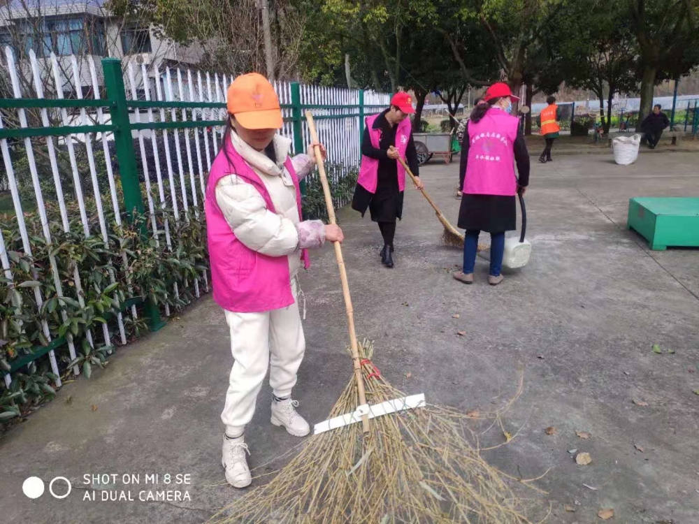 开展新春环境卫生整治志愿活动